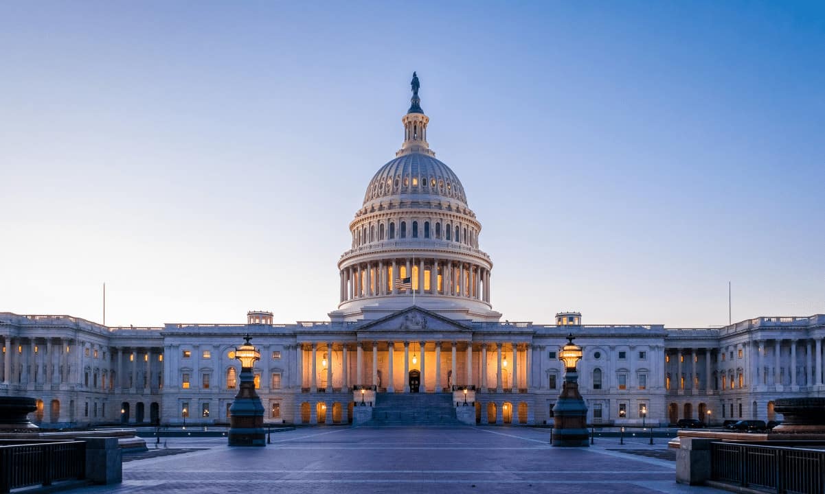 US Senators Introduce Stablecoin Regulatory Framework, While Warren Wants Restrictions